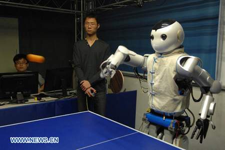 Científicos chinos desarrollan robots humanoides que juegan tenis de mesa