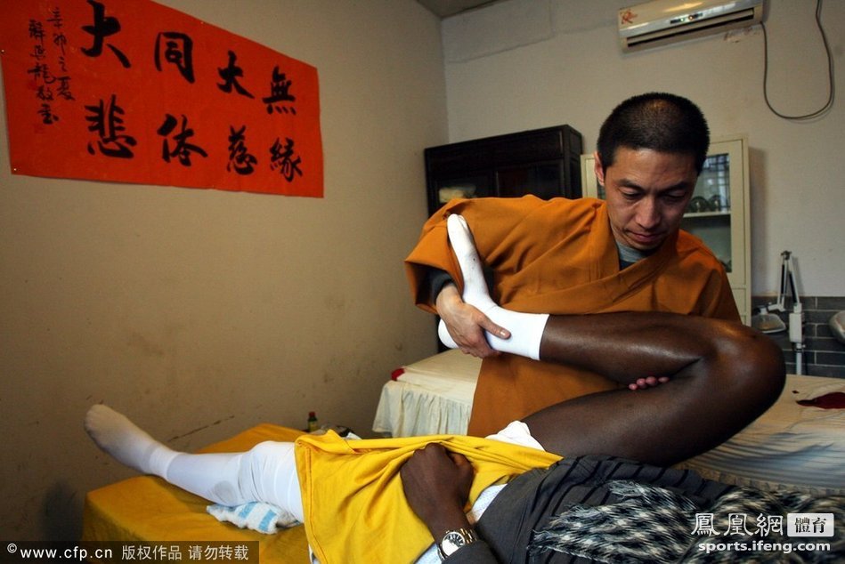 Monje del Templo de Shaolin cura a Pietrus, jugador famoso de NBA