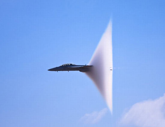 Momentos de aviones rompiendo barrera del sonido 6