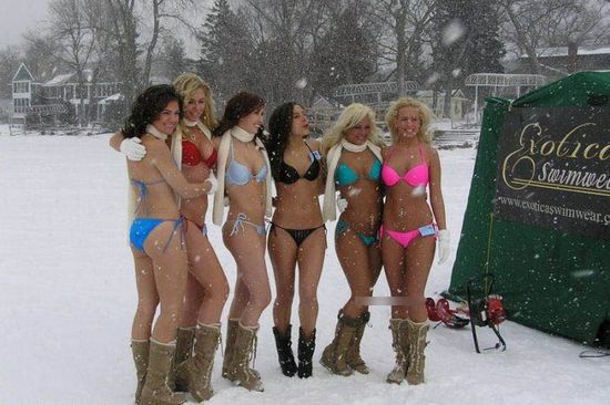 Bellezas calientes en bikini en el mundo de hielo 1