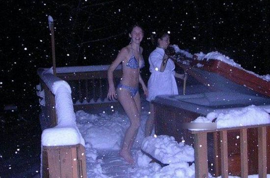 Bellezas calientes en bikini en el mundo de hielo 9