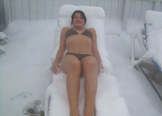 Bellezas calientes en bikini en el mundo de hielo 11