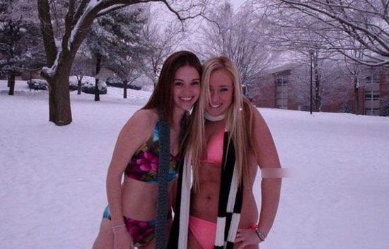 Bellezas calientes en bikini en el mundo de hielo 13