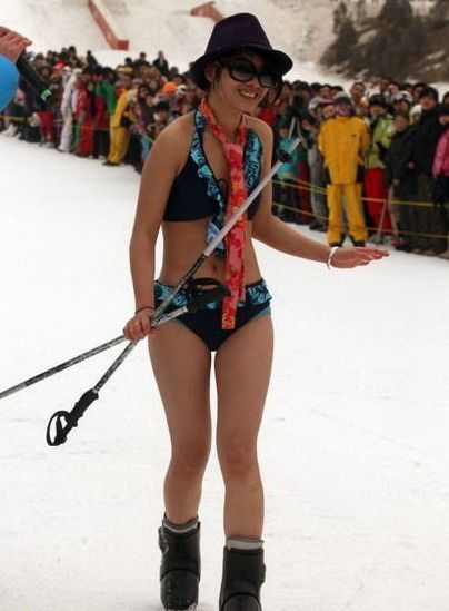 Bellezas calientes en bikini en el mundo de hielo 16