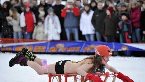 Bellezas calientes en bikini en el mundo de hielo 21
