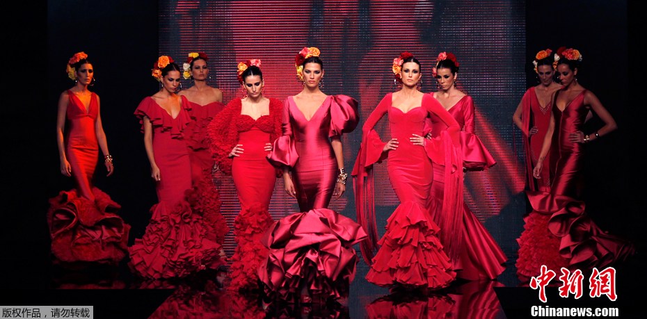 Chicas flamencas en el desfile de moda en España 1