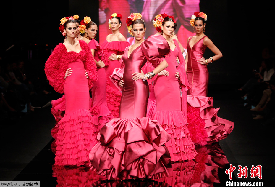 Chicas flamencas en el desfile de moda en España 3