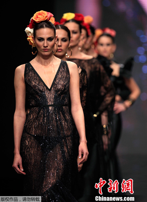 Chicas flamencas en el desfile de moda en España 4