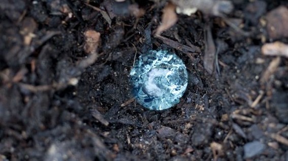 Misteriosas 'bolas de hielo azules' caídas en jardín causa debate sobre los ovnis