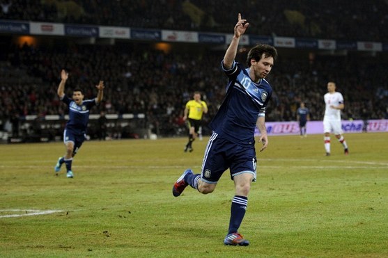 Messi consigue su primer hat-trick con Argentina