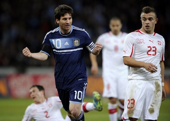 Messi consigue su primer hat-trick con Argentina