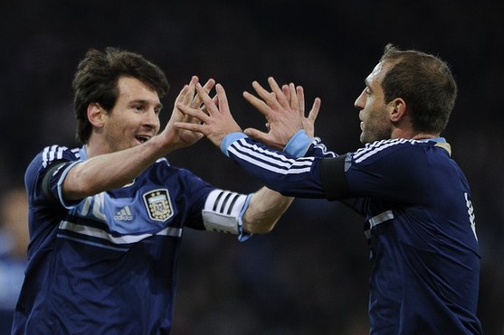 Messi consigue su primer hat-trick con Argentina