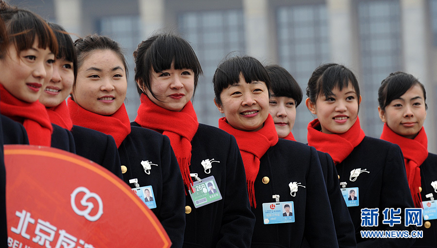 Chicas hermosas de servicio en la inauguración de la V Sesión del XI Comité Nacional de la CCPPCh