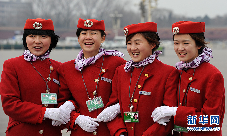 Chicas hermosas de servicio en la inauguración de la V Sesión del XI Comité Nacional de la CCPPCh