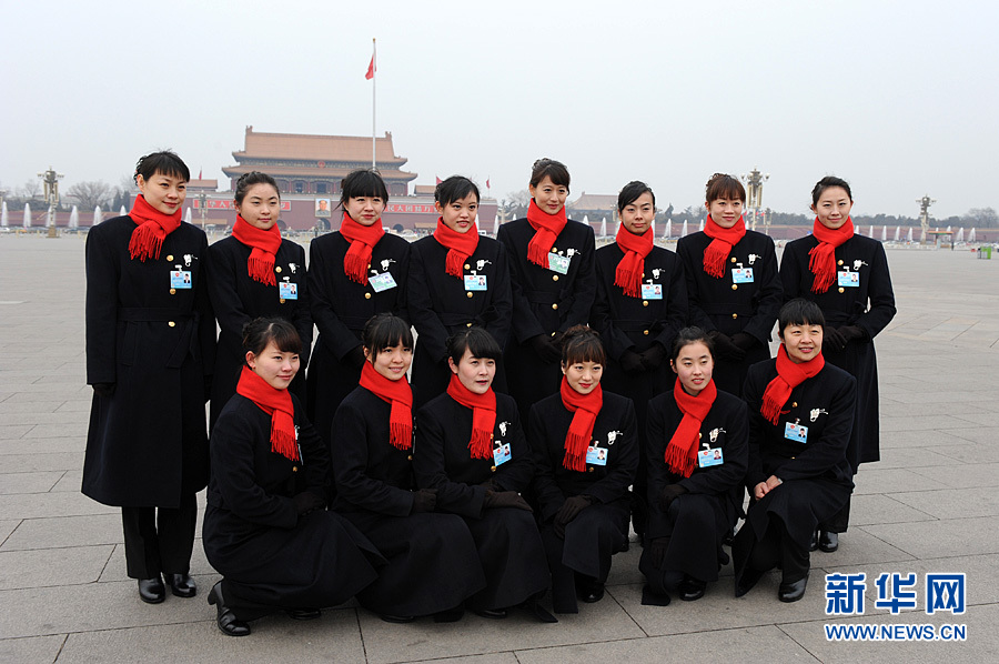 Chicas hermosas de servicio en la inauguración de la V Sesión del XI Comité Nacional de la CCPPCh