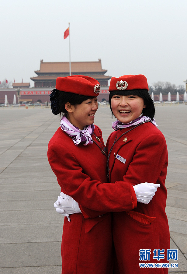 Chicas hermosas de servicio en la inauguración de la V Sesión del XI Comité Nacional de la CCPPCh