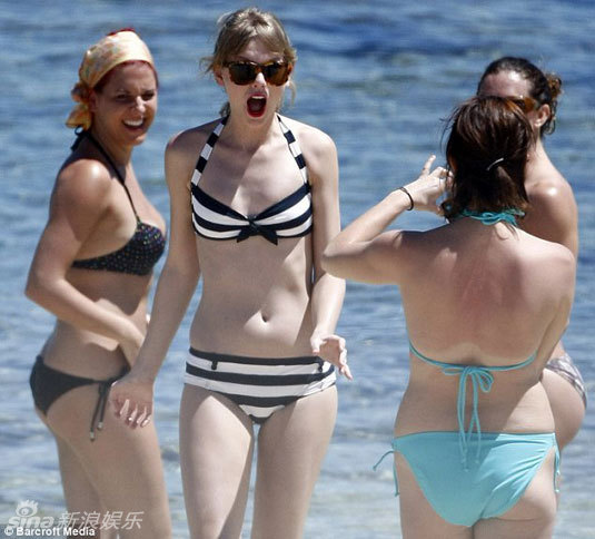 Taylor Swift aparece en la playa de Perth 2