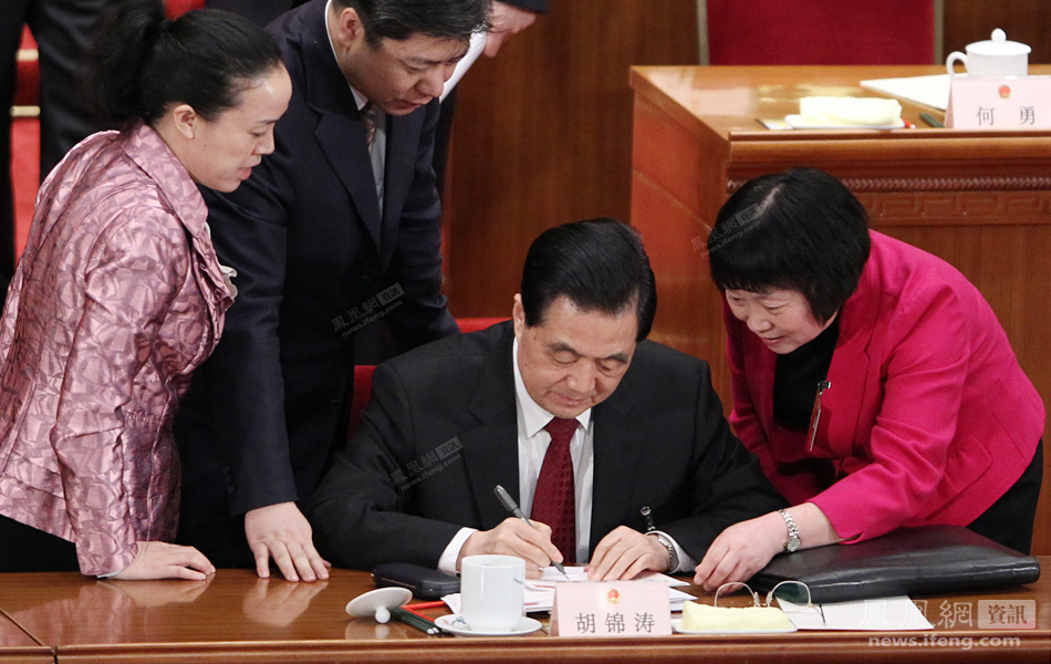 El presidente Hu firma para dos diputadas de las dos sesiones