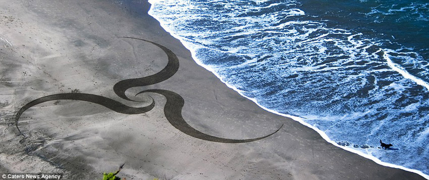 Artista crean enormes pinturas en la playa 9
