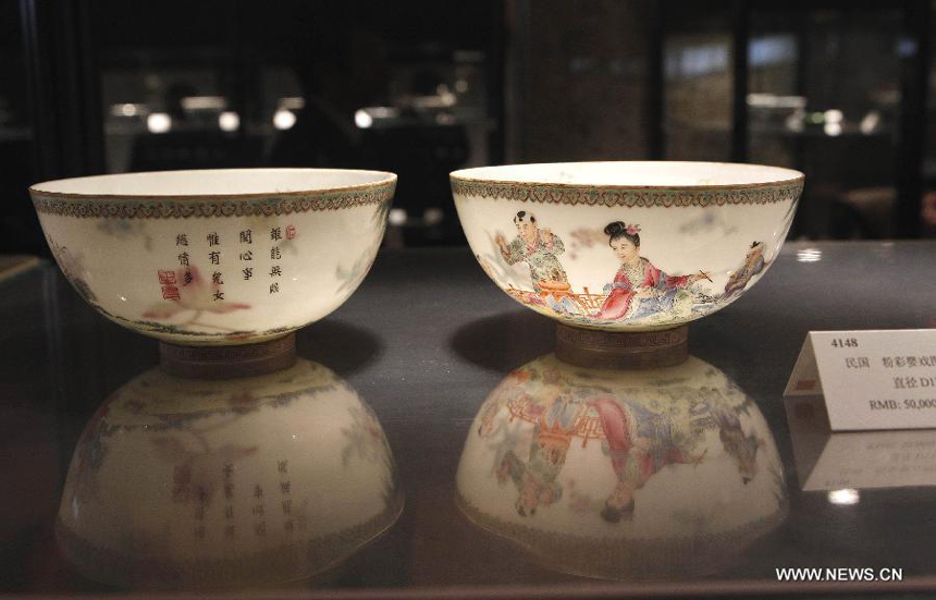 Porcelanas delicadas exhibidas antes de la subasta 1
