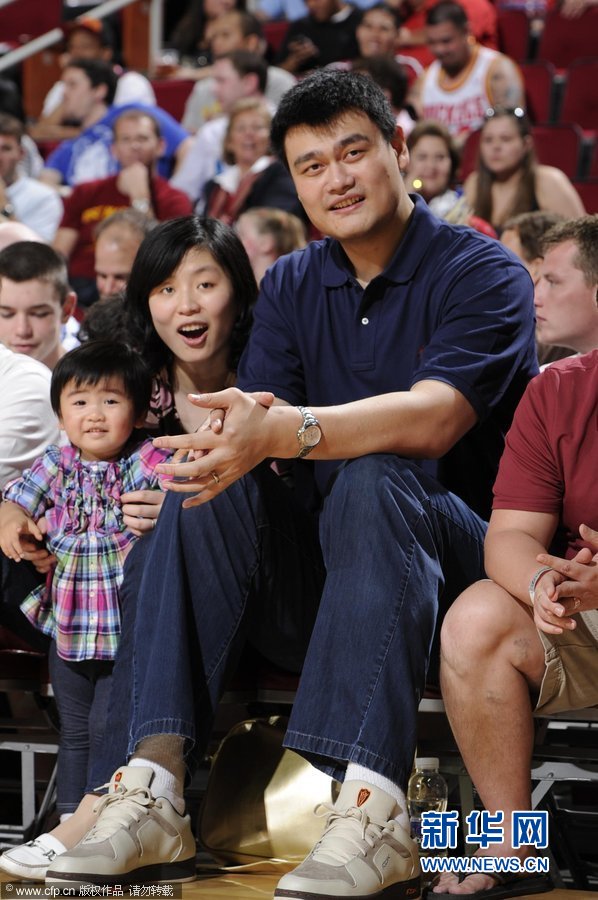 Yao Ming regresa a Houston con su esposa e hija