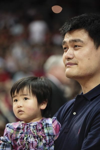 Yao Ming regresa a Houston con su esposa e hija