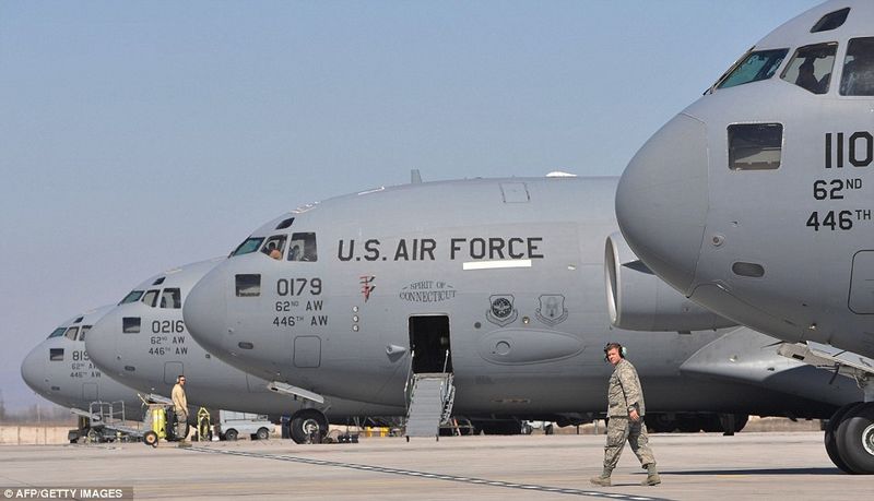 ¿Más espacio, por favor? Impresionantes imágenes de soldados estadounidenses metidos en un avión militar para ir a Afganistán