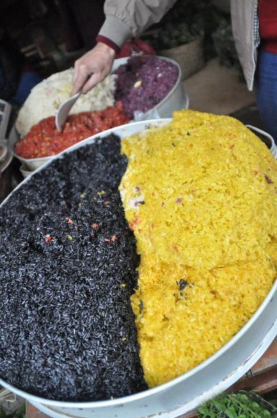 Cocinando arroz glutinoso de cinco colores para recibir el Festival Qingming 5