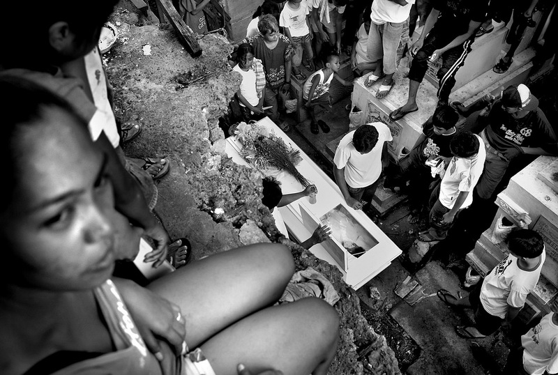 Viviendo con la muerte - &apos;Pisos baratos&apos; en el cementerio