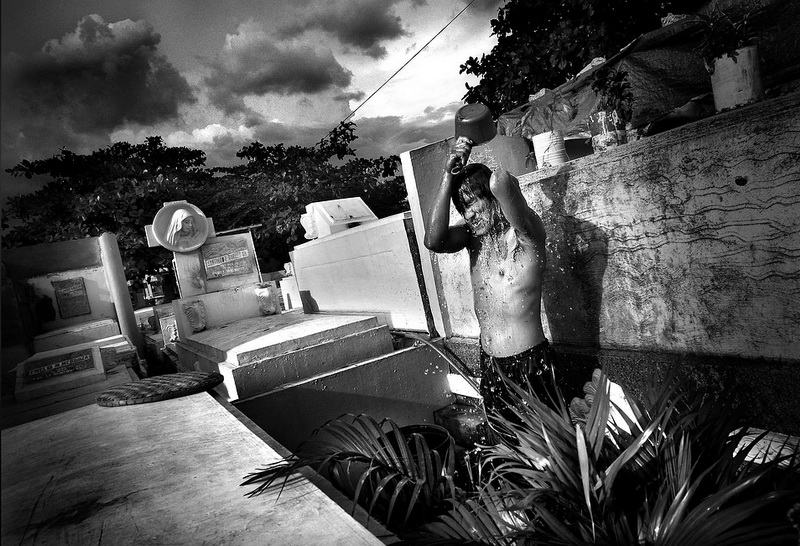 Viviendo con la muerte - &apos;Pisos baratos&apos; en el cementerio