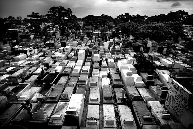 Viviendo con la muerte - &apos;Pisos baratos&apos; en el cementerio