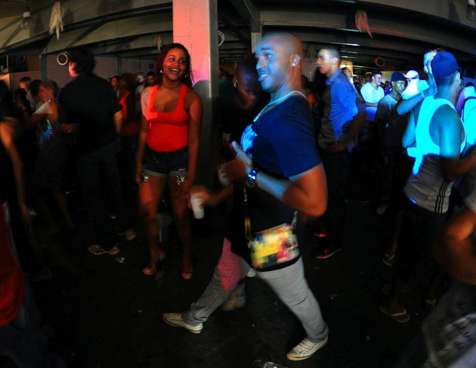 Fiesta caliente de baile en el barrio bajo de Brasil