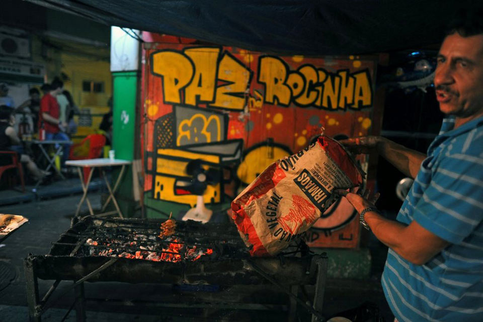 Fiesta caliente de baile en el barrio bajo de Brasil