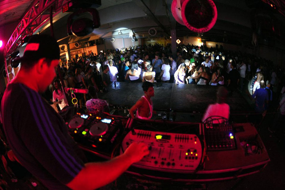 Fiesta caliente de baile en el barrio bajo de Brasil