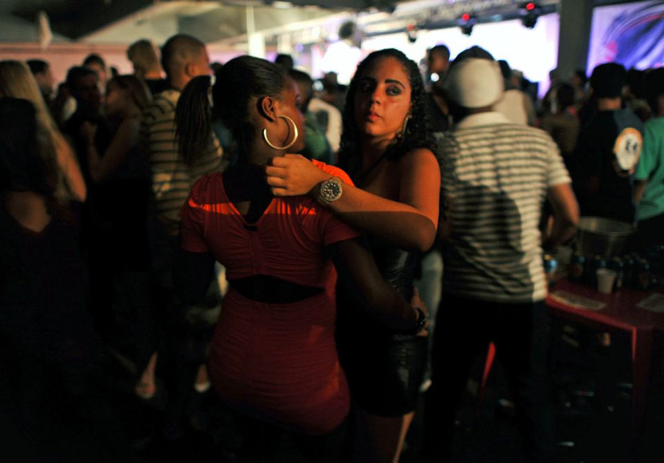 Fiesta caliente de baile en el barrio bajo de Brasil