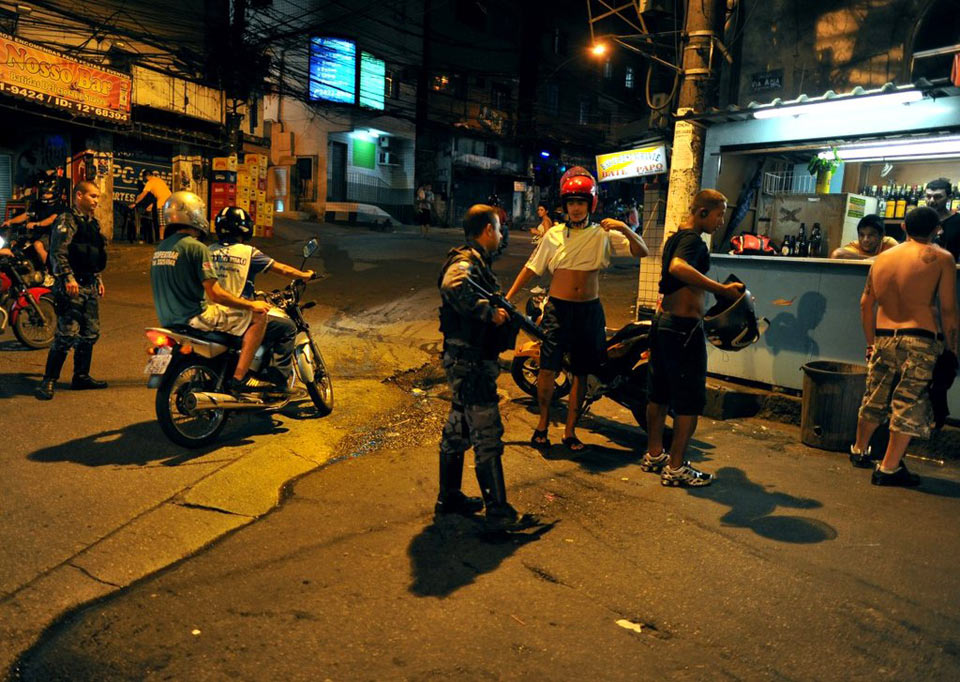 Fiesta caliente de baile en el barrio bajo de Brasil