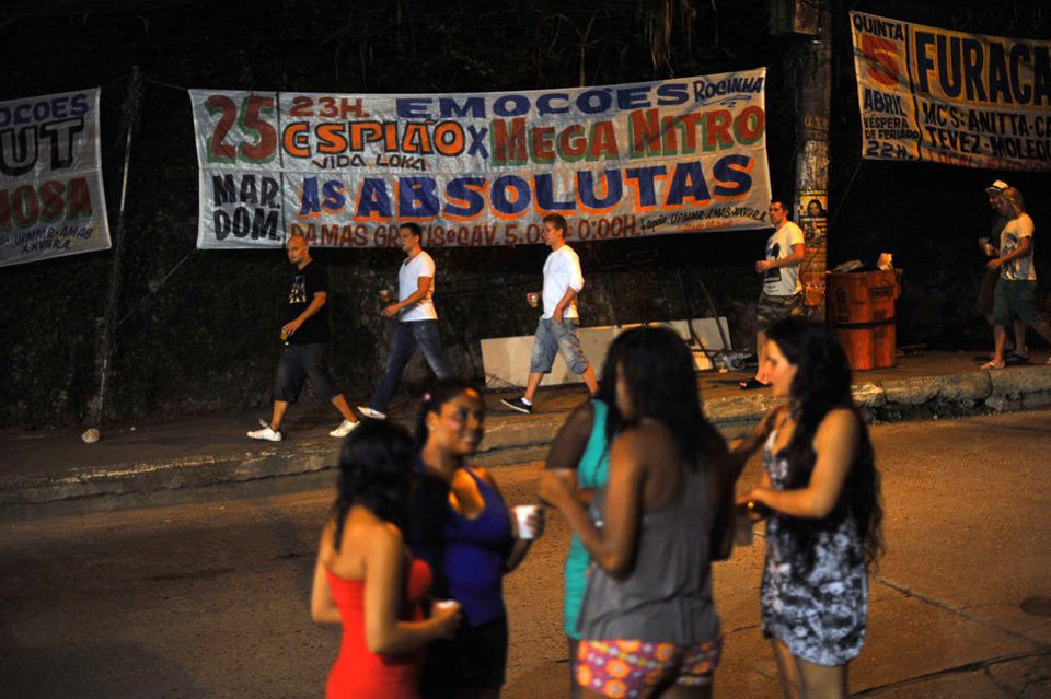Fiesta caliente de baile en el barrio bajo de Brasil