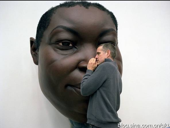 Las estatuas horribles de las personas gigantes 