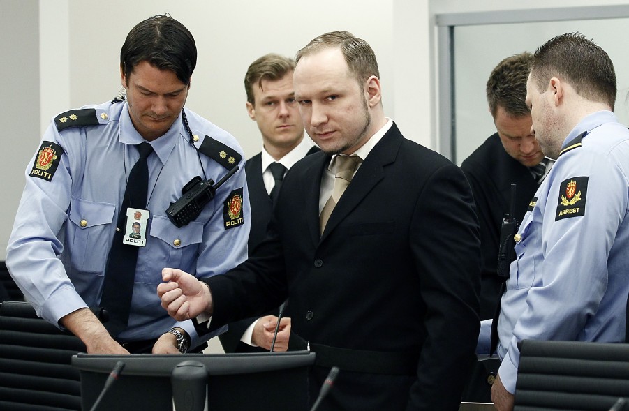 Breivik se declara &apos;no culpable&apos; en la primera sesión del juicio por las matanzas de Oslo y Utoya