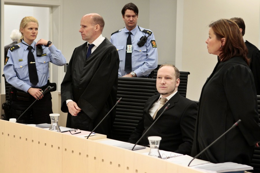 Breivik se declara &apos;no culpable&apos; en la primera sesión del juicio por las matanzas de Oslo y Utoya