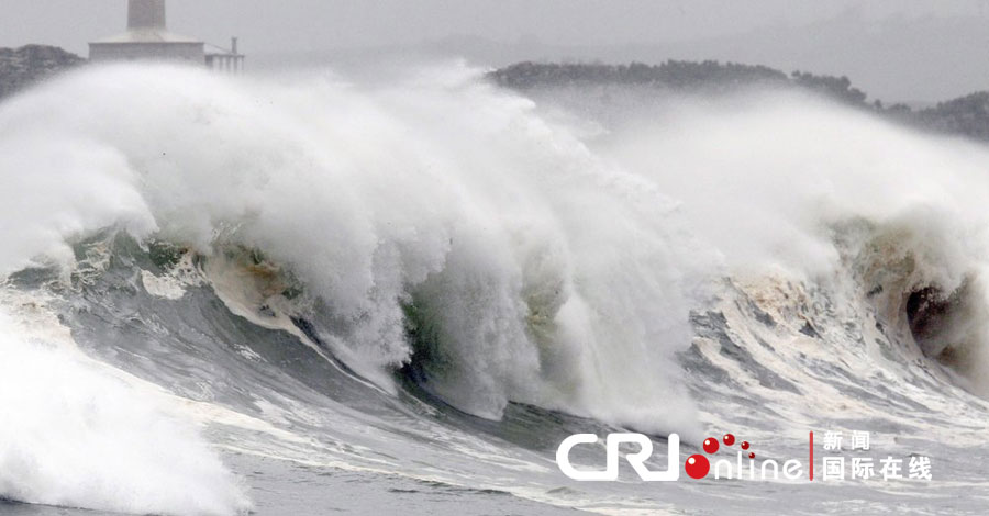 Olas gigantes atacan a Santander, España y se publica alerta roja