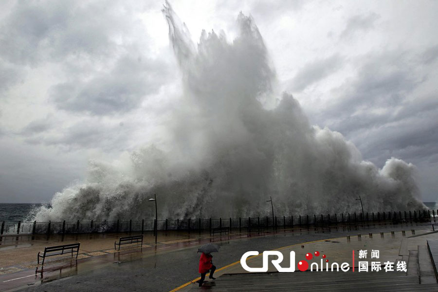 Olas gigantes atacan a Santander, España y se publica alerta roja