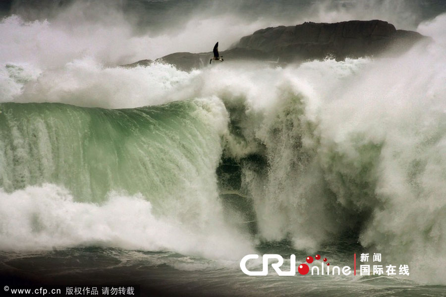 Olas gigantes atacan a Santander, España y se publica alerta roja