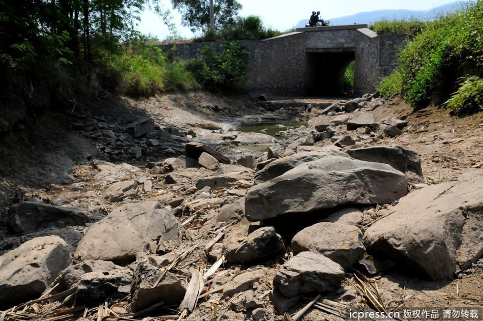 La sequía deja a 200.000 sedientos en Guangxi 2