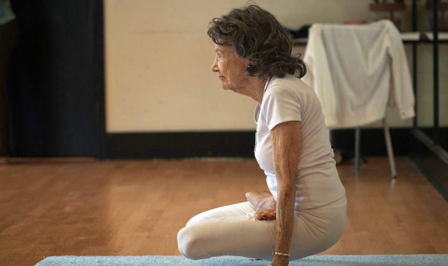 La entrenadora de Yoga más vieja del mundo 