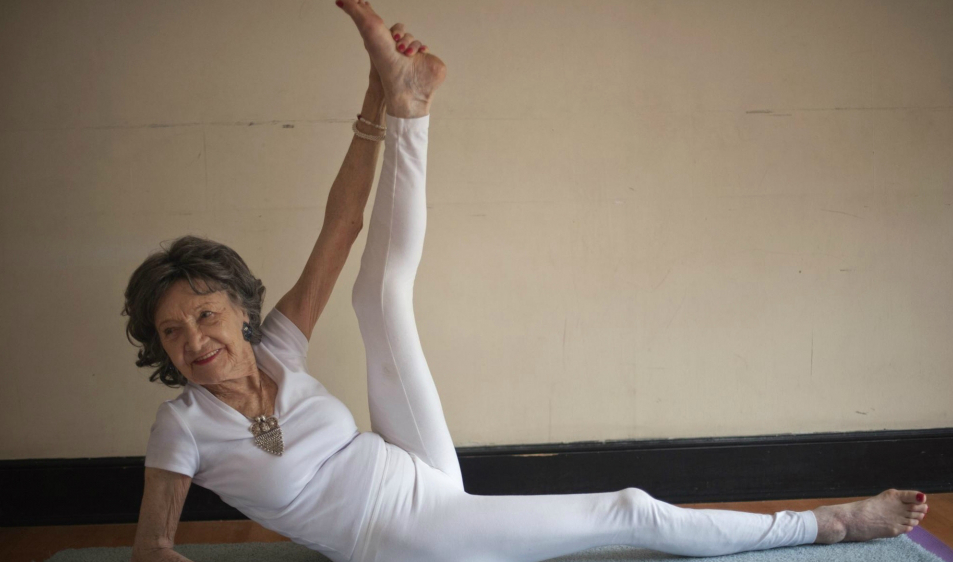 La entrenadora de Yoga más vieja del mundo 