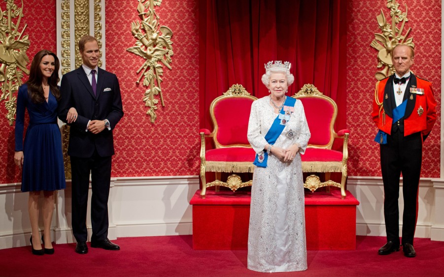 Nueva figura de cera de Isabel II presenta en el Madame Tussauds 