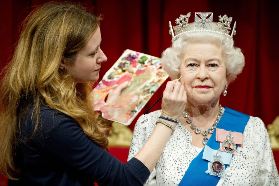 Nueva figura de cera de Isabel II presenta en el Madame Tussauds 