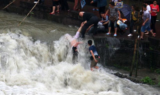Un anciano cayó en el Río de Tuojiang al pasear por la Ciudad Antigua de Fénix, turismo 