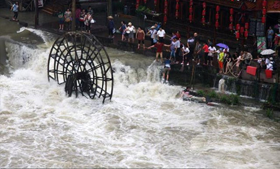Un anciano cayó en el Río de Tuojiang al pasear por la Ciudad Antigua de Fénix, turismo 